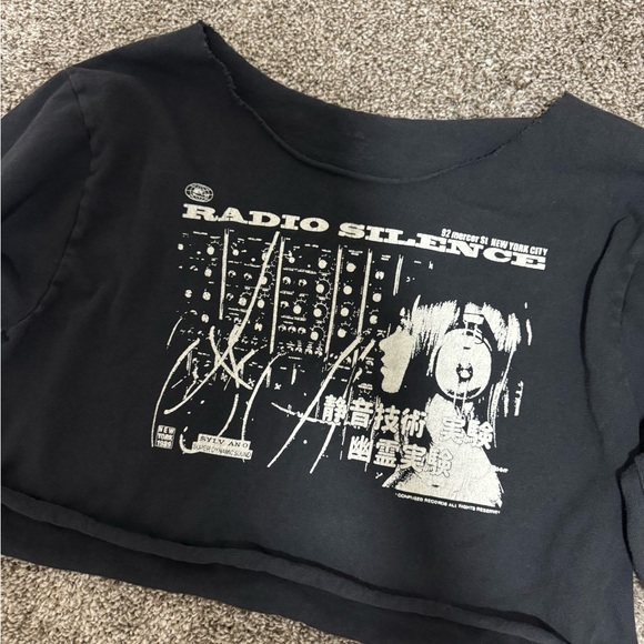 Brandy Melville Black Graphic Crop Top - Picture 2 of 2